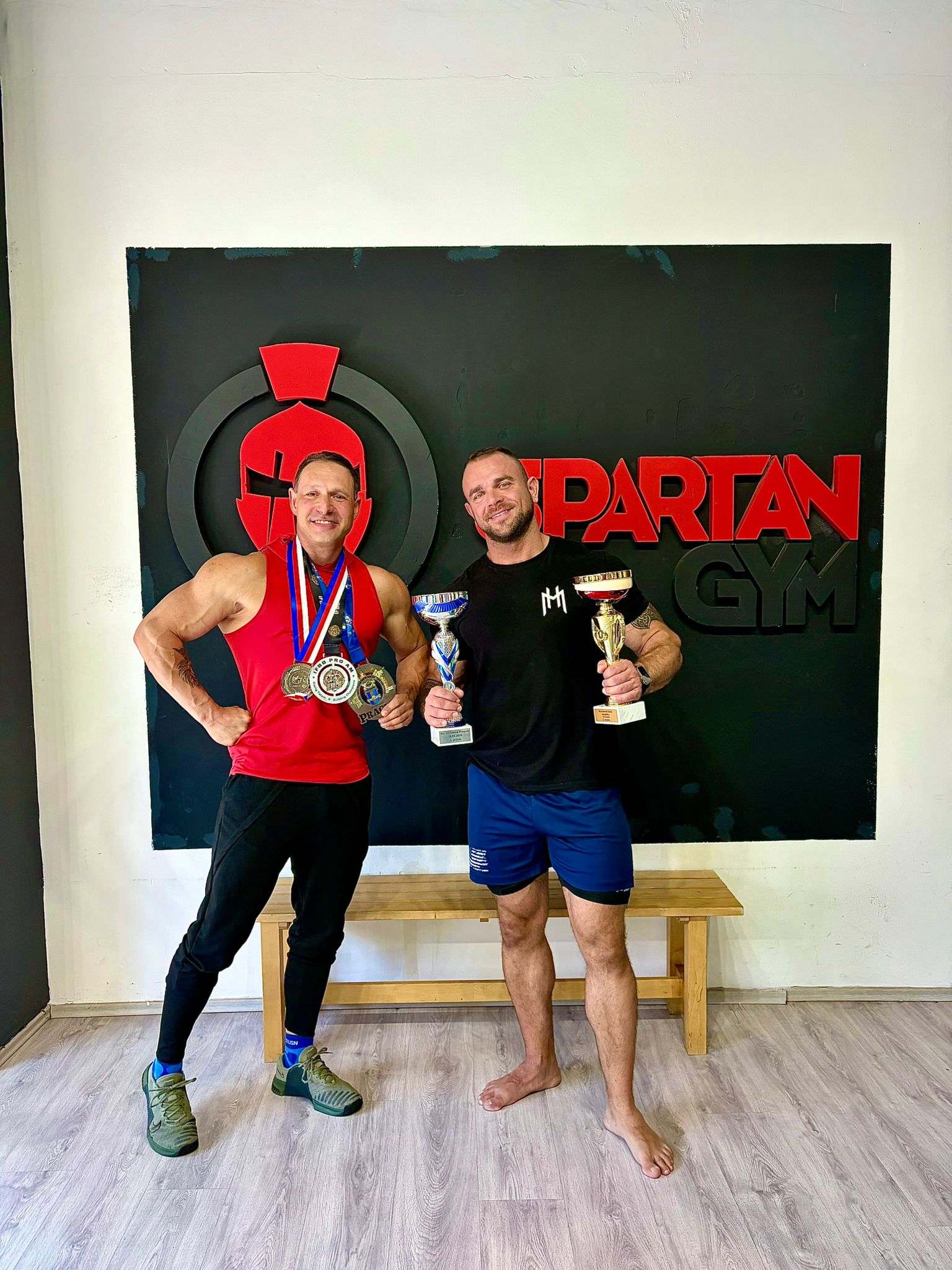 Michal Dlask a trenér Michal Herman s trofejemi ve Spartan Gym
